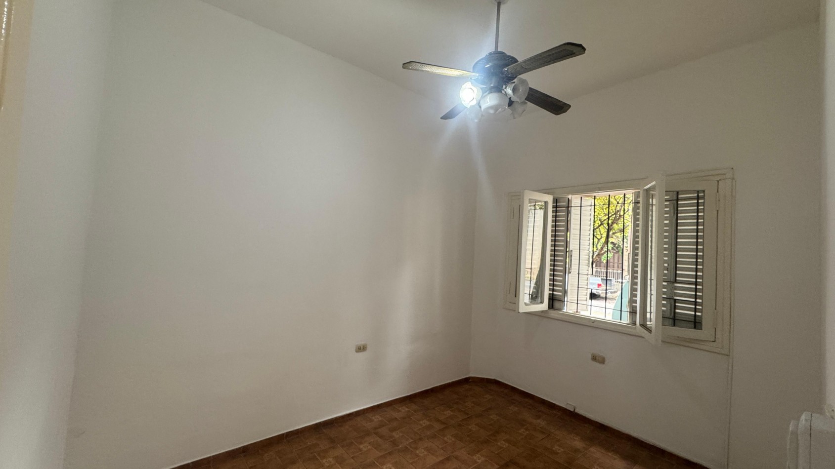 PH EN PLANTA BAJA. 3 DORM. COCHERA. 2 PATIOS INTERNOS. DESOCUPADA. ESCRITURA. BARRIO ALTA CORDOBA