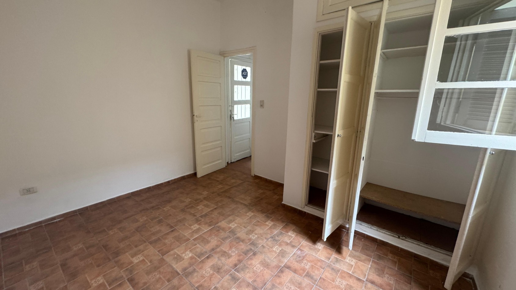 PH EN PLANTA BAJA. 3 DORM. COCHERA. 2 PATIOS INTERNOS. DESOCUPADA. ESCRITURA. BARRIO ALTA CORDOBA