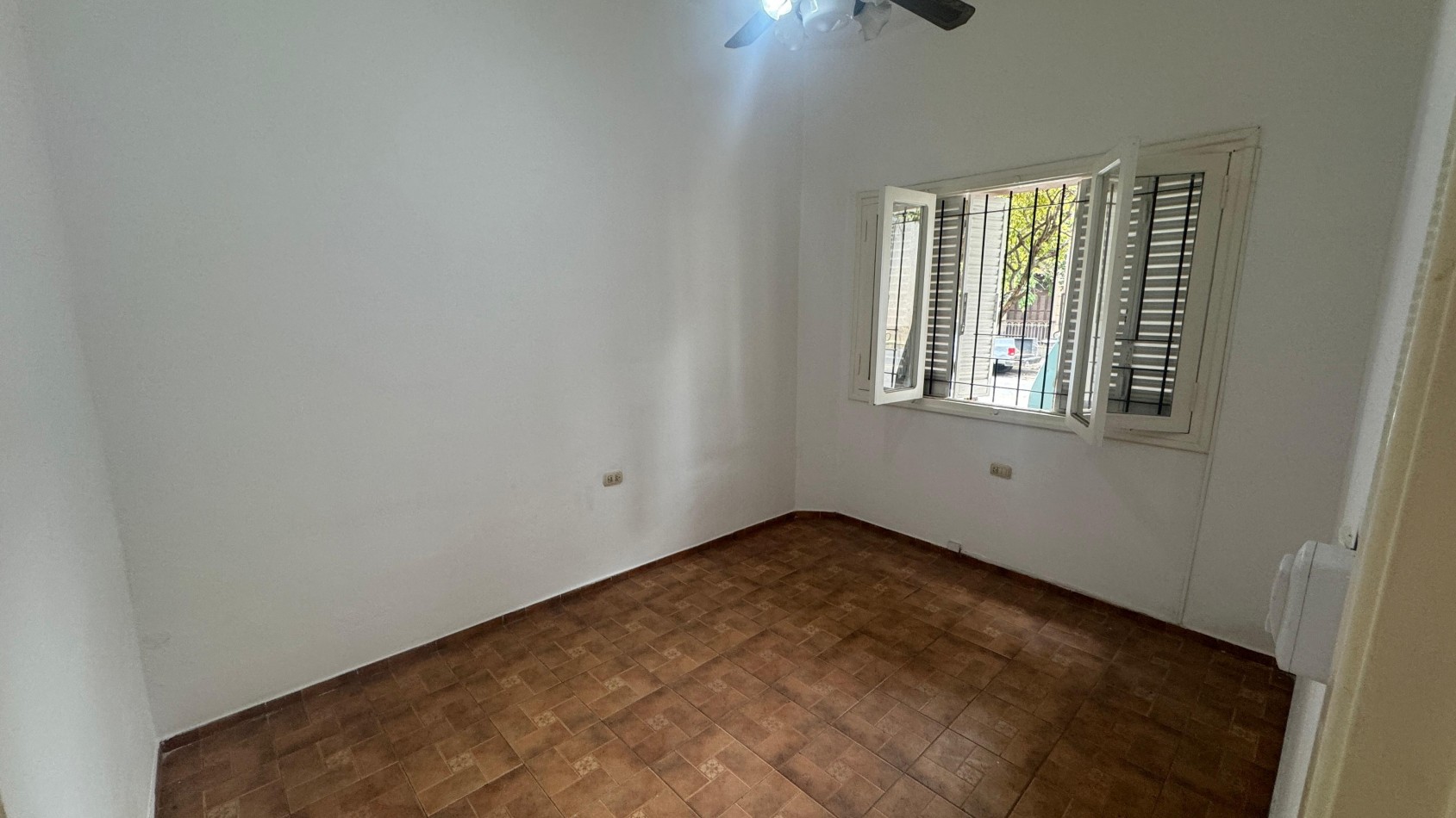 PH EN PLANTA BAJA. 3 DORM. COCHERA. 2 PATIOS INTERNOS. DESOCUPADA. ESCRITURA. BARRIO ALTA CORDOBA