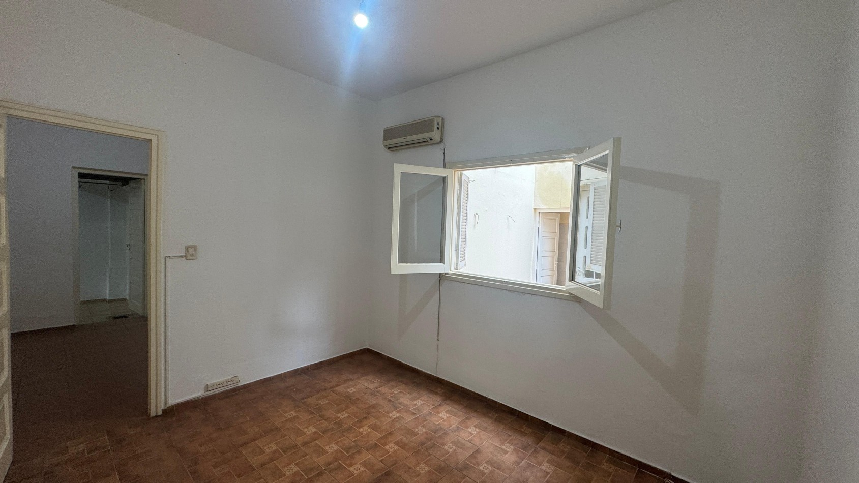 PH EN PLANTA BAJA. 3 DORM. COCHERA. 2 PATIOS INTERNOS. DESOCUPADA. ESCRITURA. BARRIO ALTA CORDOBA