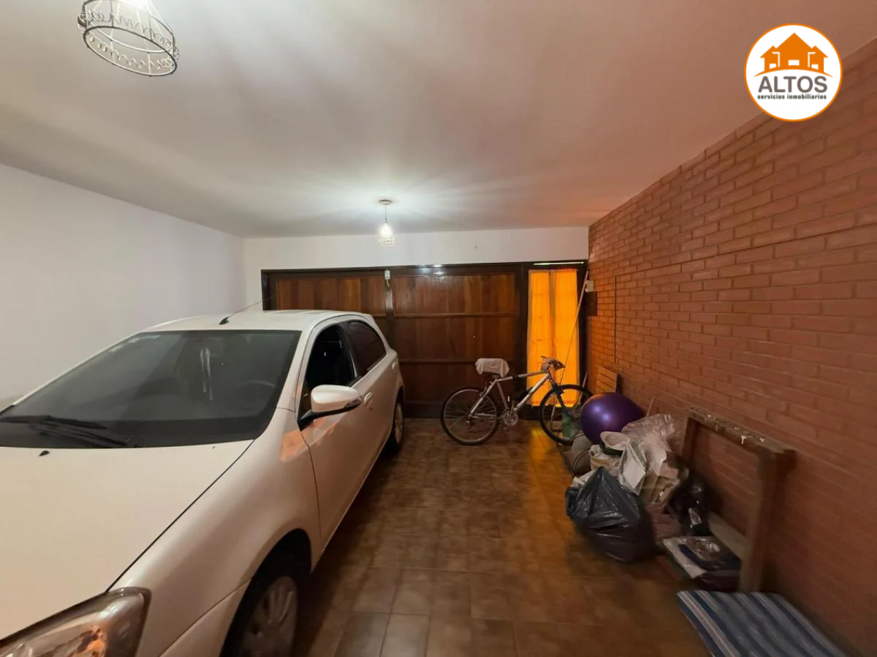 CASA DE DOS PLANTAS - TRES DORMITORIOS - 3 BAÑOS - COCHERA DOBLE - PATIO -BARRIO MAIPU 