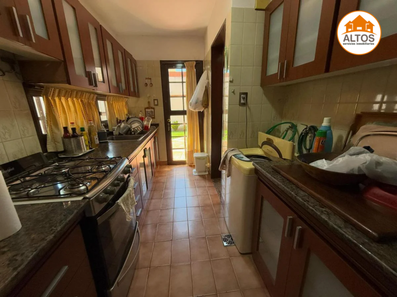 CASA DE DOS PLANTAS - TRES DORMITORIOS - 3 BAÑOS - COCHERA DOBLE - PATIO -BARRIO MAIPU 