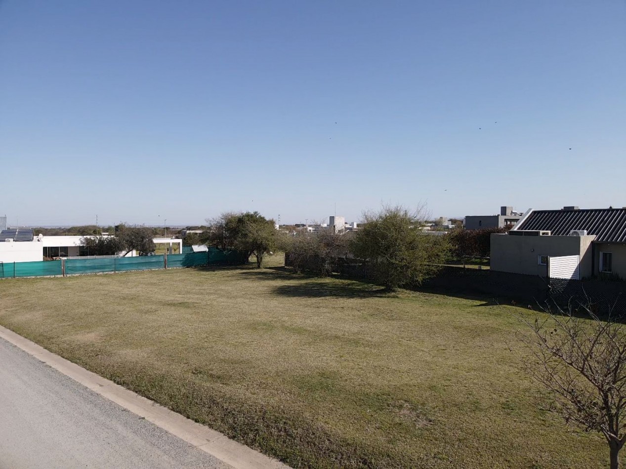 HERMOSO TERRENO ESQUINA 1.159M2 - BARRIO CERRADO LA CERCANIA -MENDIOLAZA - CORDOBA - CON ESCRITURA.