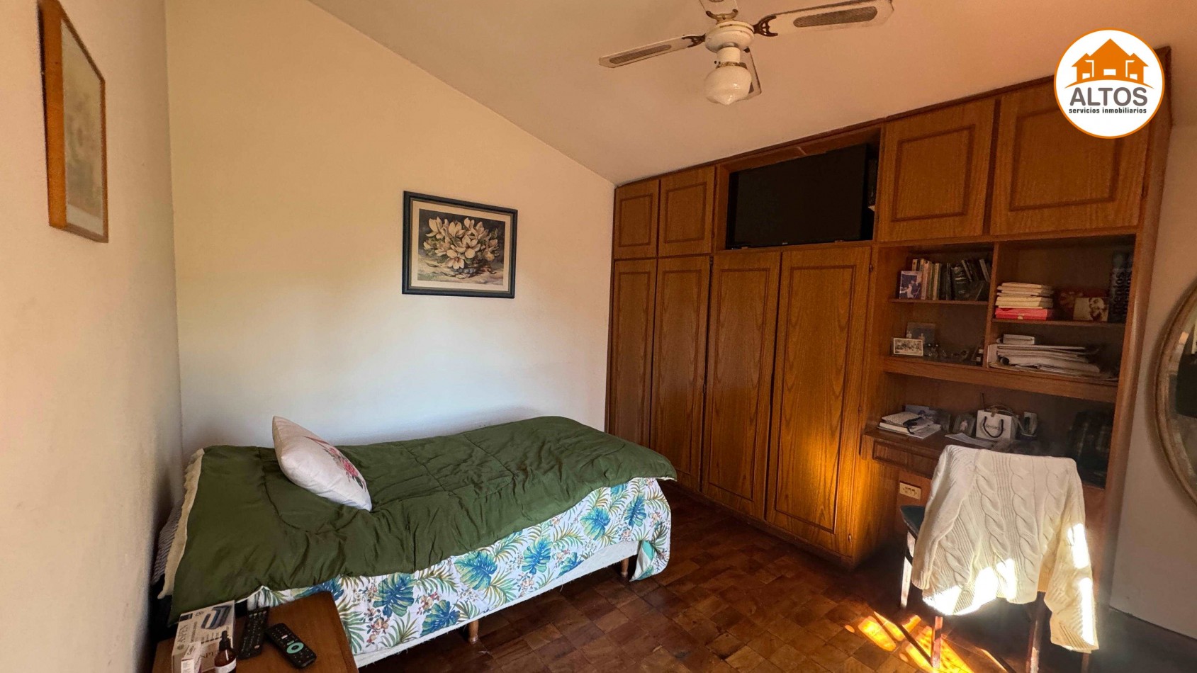 IMPORTANTE CASA + TERRENO ESQ. 563m2 TOTALES - 4 DORM - 4 BAÑOS - COCHERA DOBLE - PILETA - QUINCHO CUBIERTO. B° SAN SALVADOR