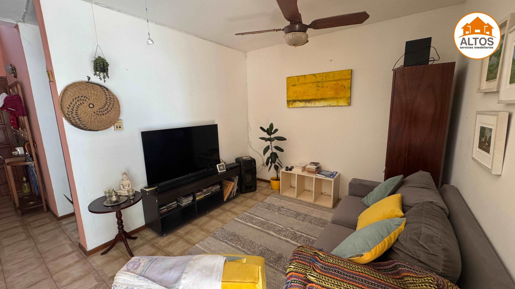 IMPORTANTE CASA + TERRENO ESQ. 563m2 TOTALES - 4 DORM - 4 BAÑOS - COCHERA DOBLE - PILETA - QUINCHO CUBIERTO. B° SAN SALVADOR