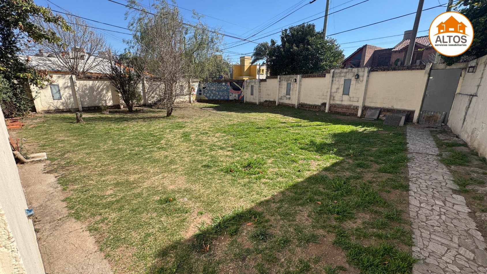 IMPORTANTE CASA + TERRENO ESQ. 563m2 TOTALES - 4 DORM - 4 BAÑOS - COCHERA DOBLE - PILETA - QUINCHO CUBIERTO. B° SAN SALVADOR