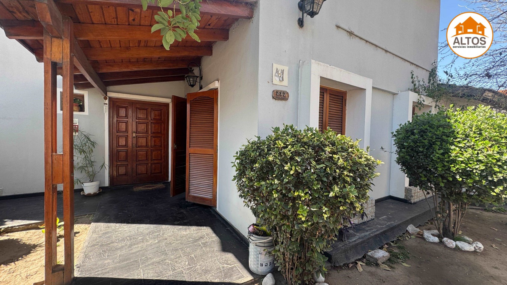 IMPORTANTE CASA + TERRENO ESQ. 563m2 TOTALES - 4 DORM - 4 BAÑOS - COCHERA DOBLE - PILETA - QUINCHO CUBIERTO. B° SAN SALVADOR
