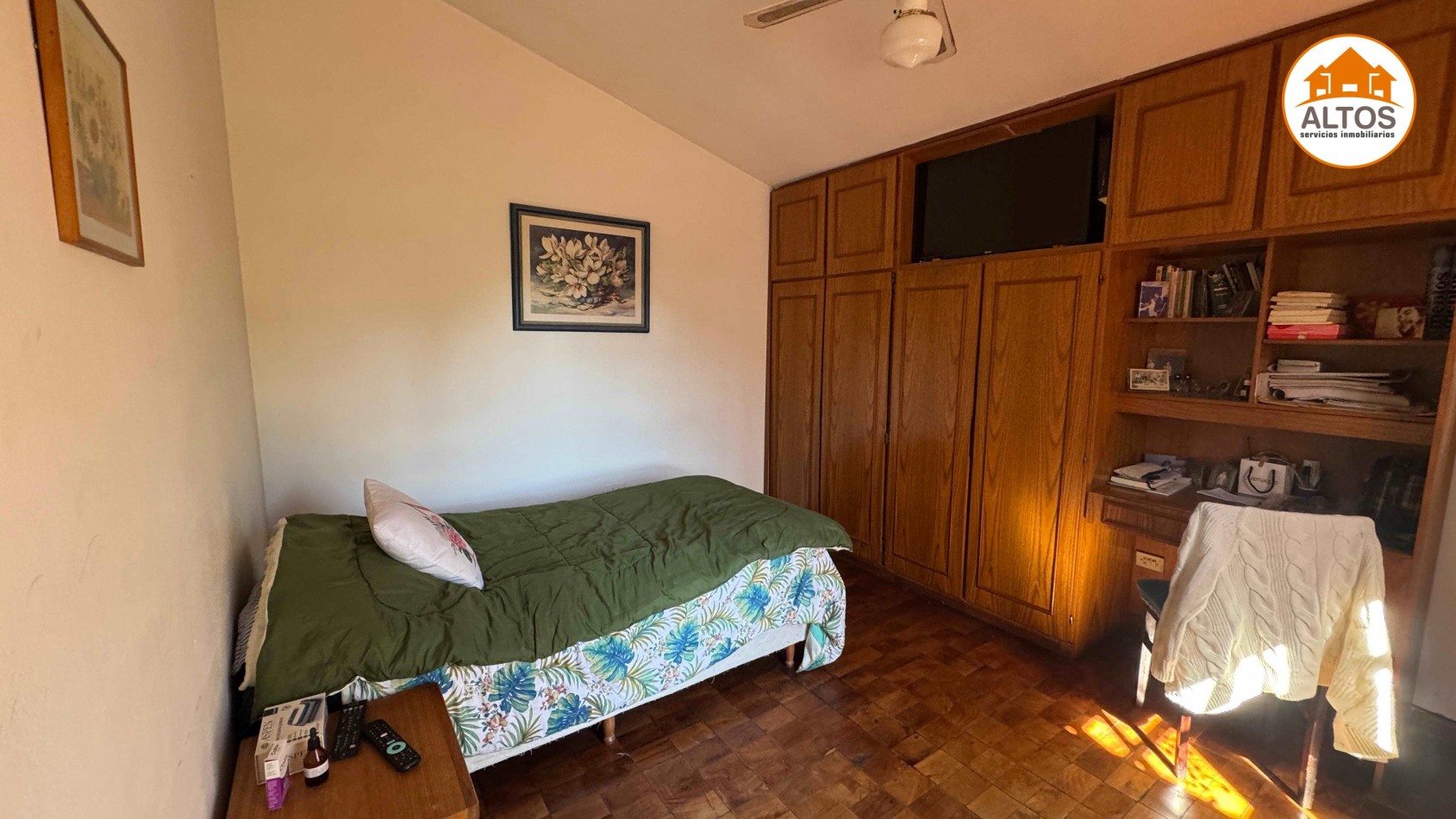 IMPORTANTE CASA + TERRENO ESQ. 563m2 TOTALES - 4 DORM - 4 BAÑOS - COCHERA DOBLE - PILETA - QUINCHO CUBIERTO. B° SAN SALVADOR