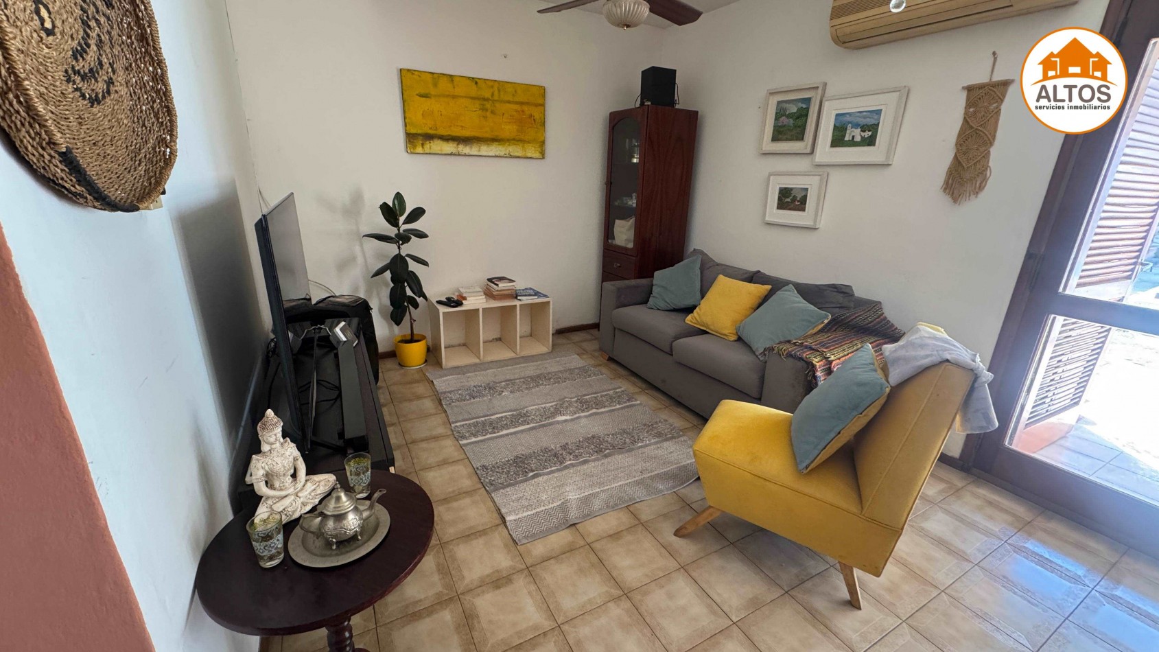 IMPORTANTE CASA + TERRENO ESQ. 563m2 TOTALES - 4 DORM - 4 BAÑOS - COCHERA DOBLE - PILETA - QUINCHO CUBIERTO. B° SAN SALVADOR
