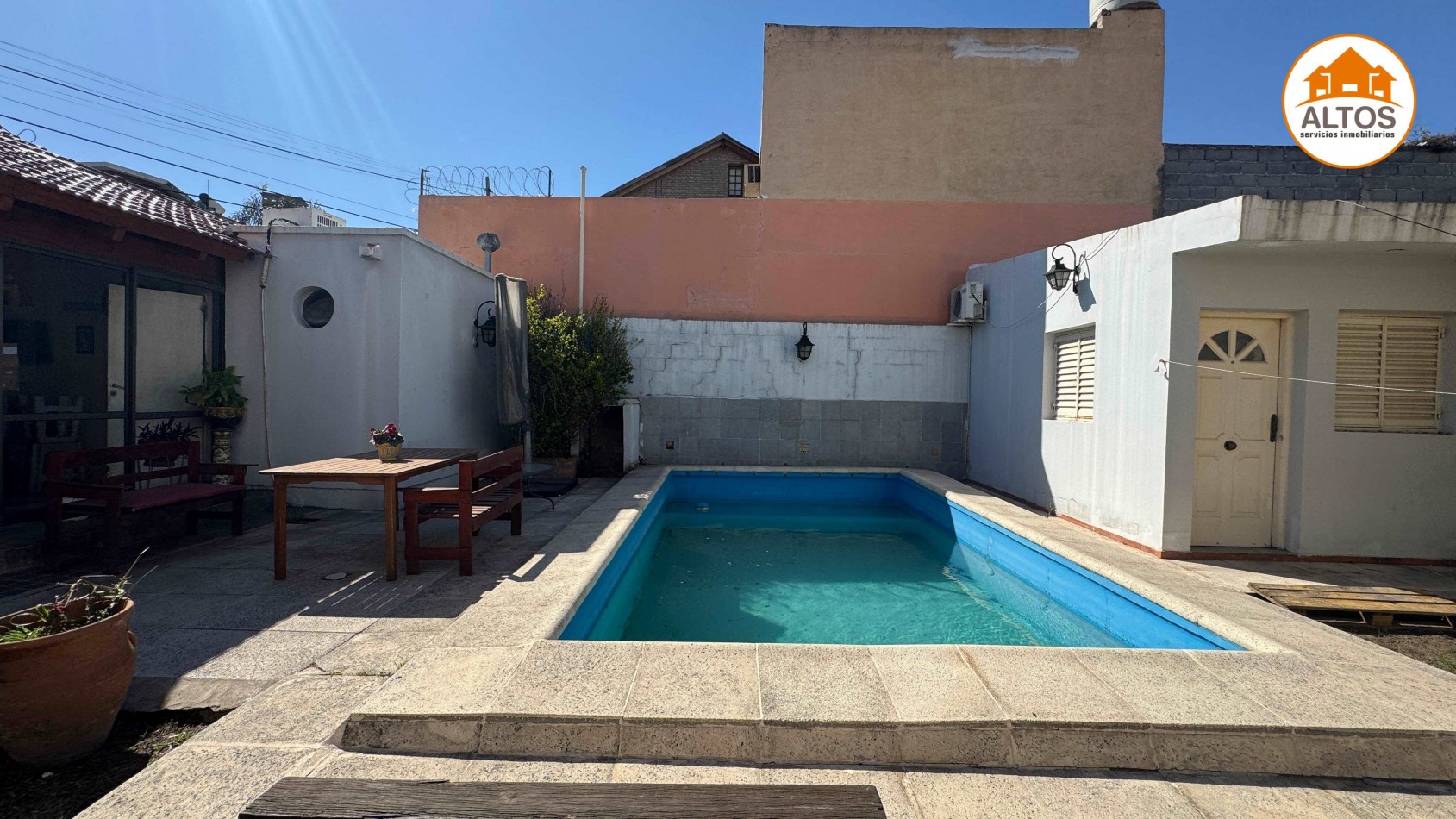 IMPORTANTE CASA + TERRENO ESQ. 563m2 TOTALES - 4 DORM - 4 BAÑOS - COCHERA DOBLE - PILETA - QUINCHO CUBIERTO. B° SAN SALVADOR