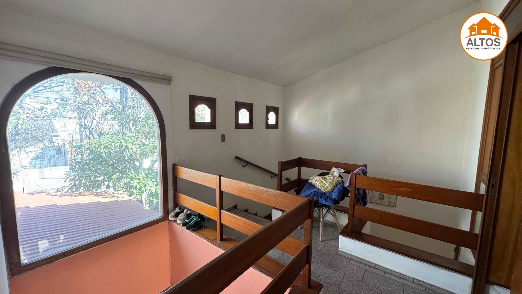 IMPORTANTE CASA + TERRENO ESQ. 563m2 TOTALES - 4 DORM - 4 BAÑOS - COCHERA DOBLE - PILETA - QUINCHO CUBIERTO. B° SAN SALVADOR