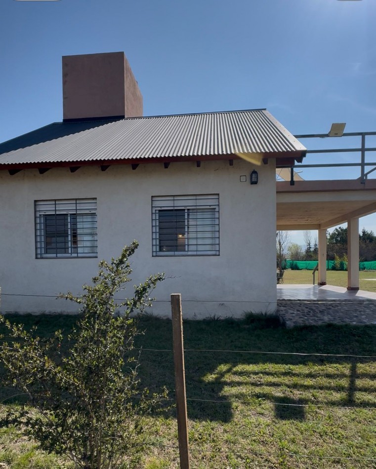 CASA TRES DORMITORIOS, CON AMPLIO TERRENO, PILETA, CUARTO DE GUARDADO, TRES BAÑOS-POTRERO DE GARAY-CORDOBA-ESCRITURA