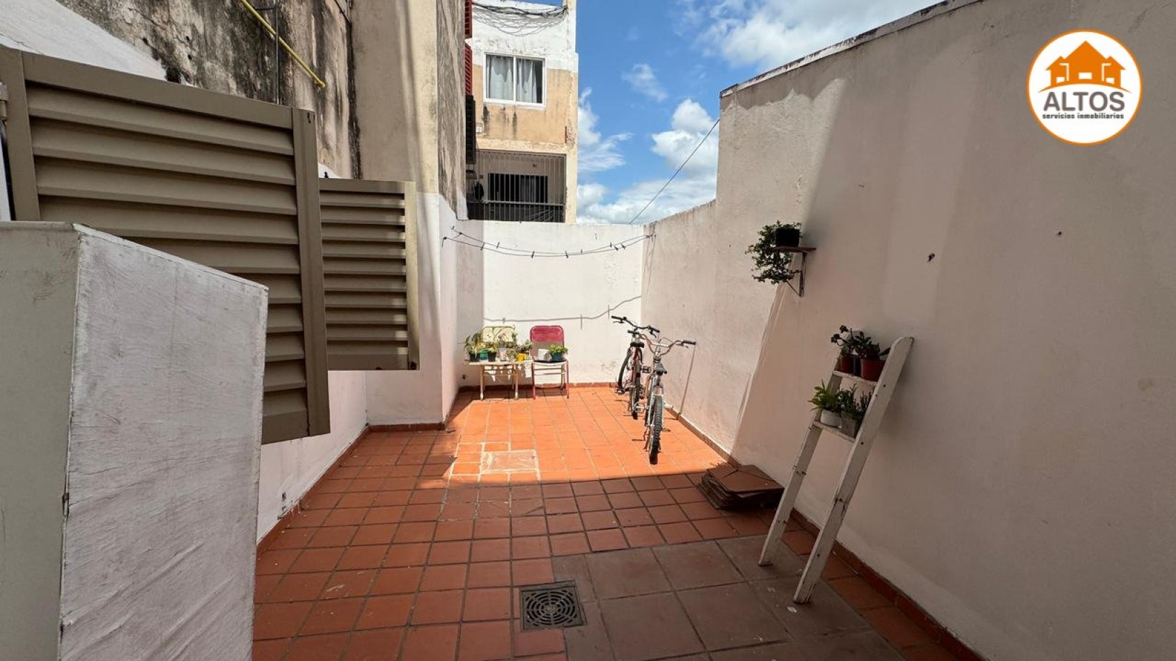 BARRIO LOMAS DE SAN MARTIN - VENTA DPTO 2 DORM. C/PATIO + COCHERA - ESCRITURA