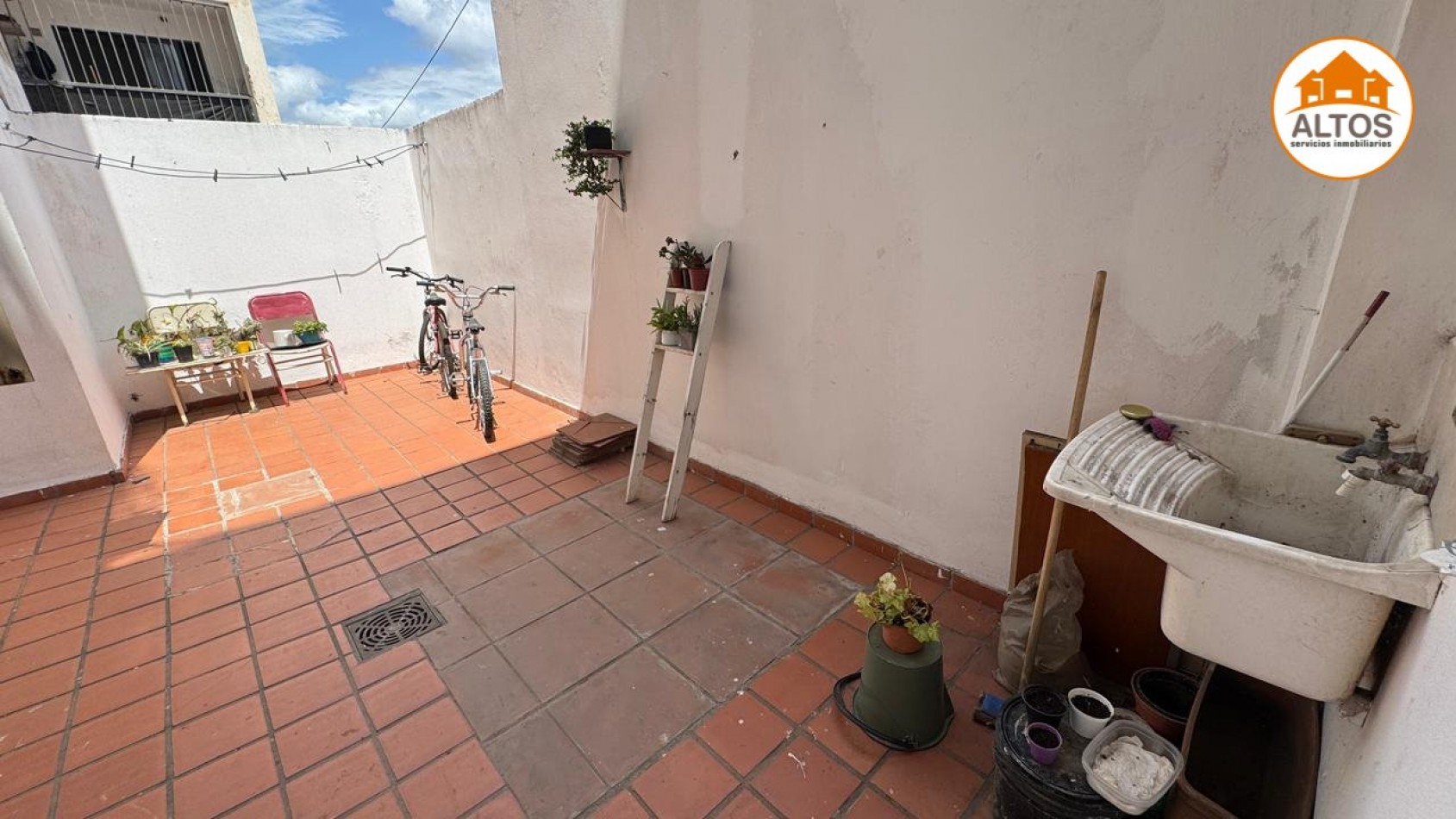 BARRIO LOMAS DE SAN MARTIN - VENTA DPTO 2 DORM. C/PATIO + COCHERA - ESCRITURA