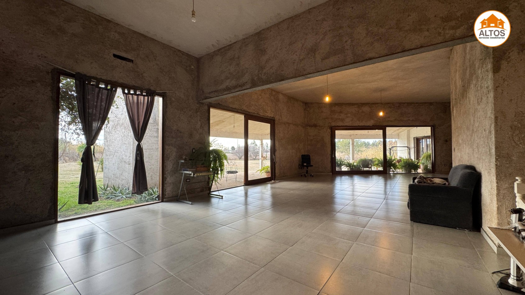 CASA QUINTA APTO USO COMERCIAL - TERRENO ESQ  5.000M2 - SUP CUBIERTA 615M2 - ESCRITURA - AV. VALPARAISO AL 7.000 