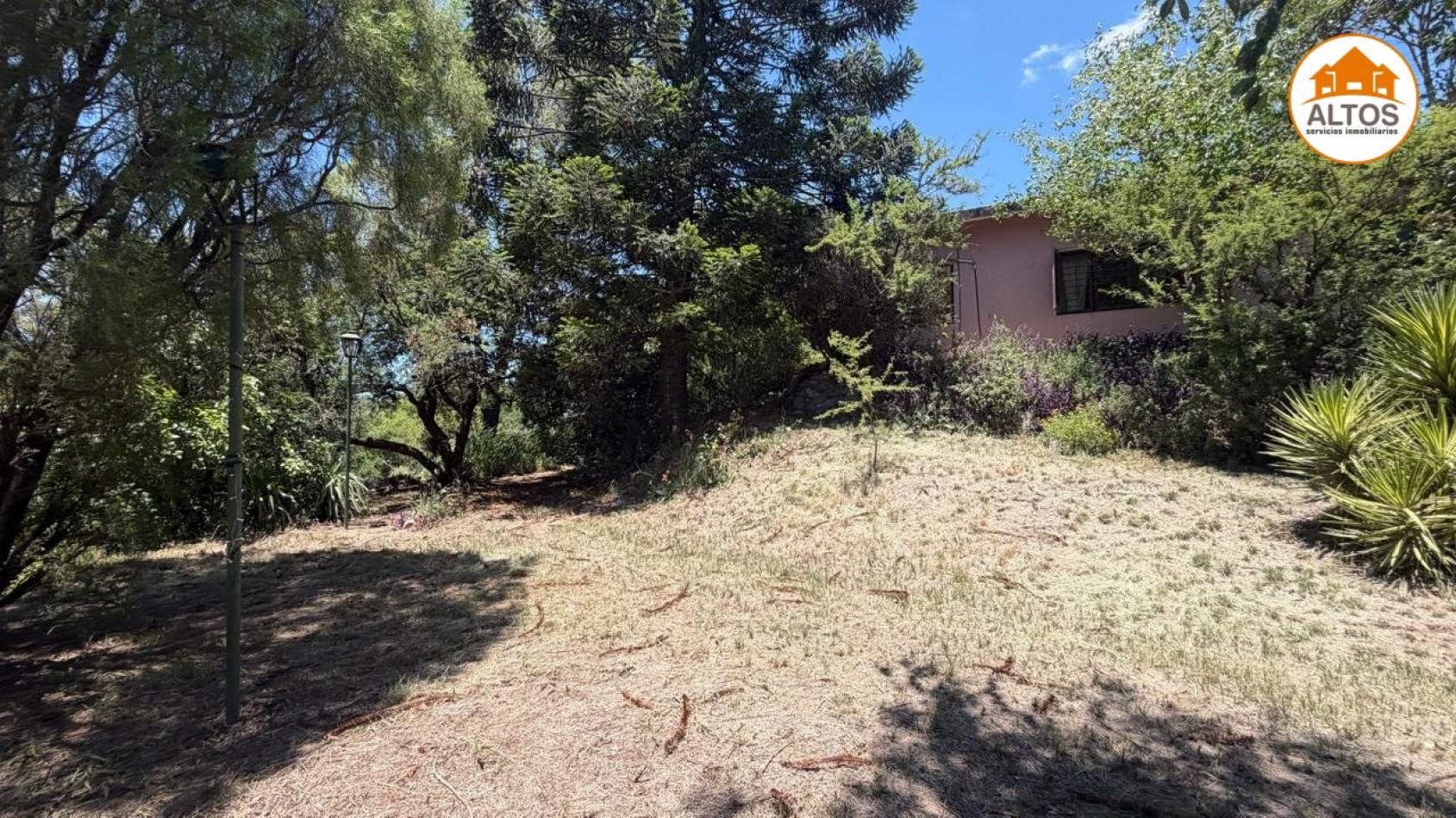 IMPONENTE INMUEBLE EN MENDIOLAZA - UBICACION ESTRATEGICA SOBRE JOSE DE CALAZANS AL 700 - APTO USO COMERCIAL Y PROFESIONAL - TERRENO 4.190M2 