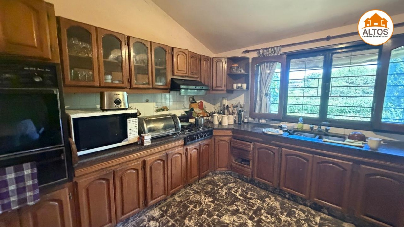 IMPONENTE INMUEBLE EN MENDIOLAZA - UBICACION ESTRATEGICA SOBRE JOSE DE CALAZANS AL 700 - APTO USO COMERCIAL Y PROFESIONAL - TERRENO 4.190M2 