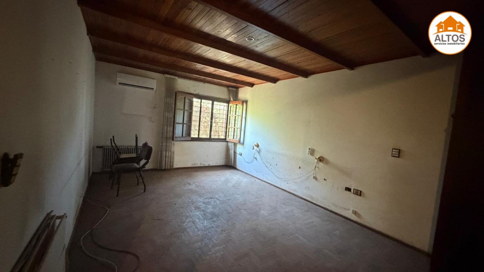 IMPONENTE INMUEBLE EN MENDIOLAZA - UBICACION ESTRATEGICA SOBRE JOSE DE CALAZANS AL 700 - APTO USO COMERCIAL Y PROFESIONAL - TERRENO 4.190M2 