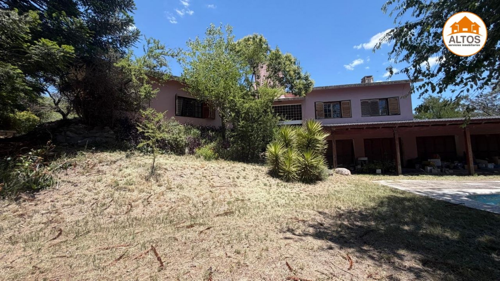 IMPONENTE INMUEBLE EN MENDIOLAZA - UBICACION ESTRATEGICA SOBRE JOSE DE CALAZANS AL 700 - APTO USO COMERCIAL Y PROFESIONAL - TERRENO 4.190M2 