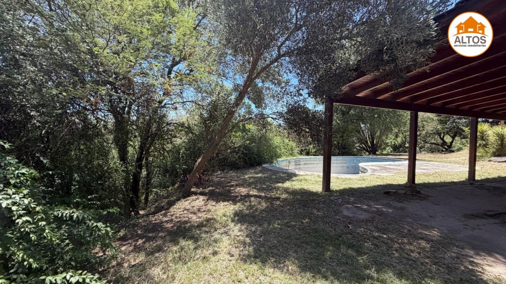 IMPONENTE INMUEBLE EN MENDIOLAZA - UBICACION ESTRATEGICA SOBRE JOSE DE CALAZANS AL 700 - APTO USO COMERCIAL Y PROFESIONAL - TERRENO 4.190M2 