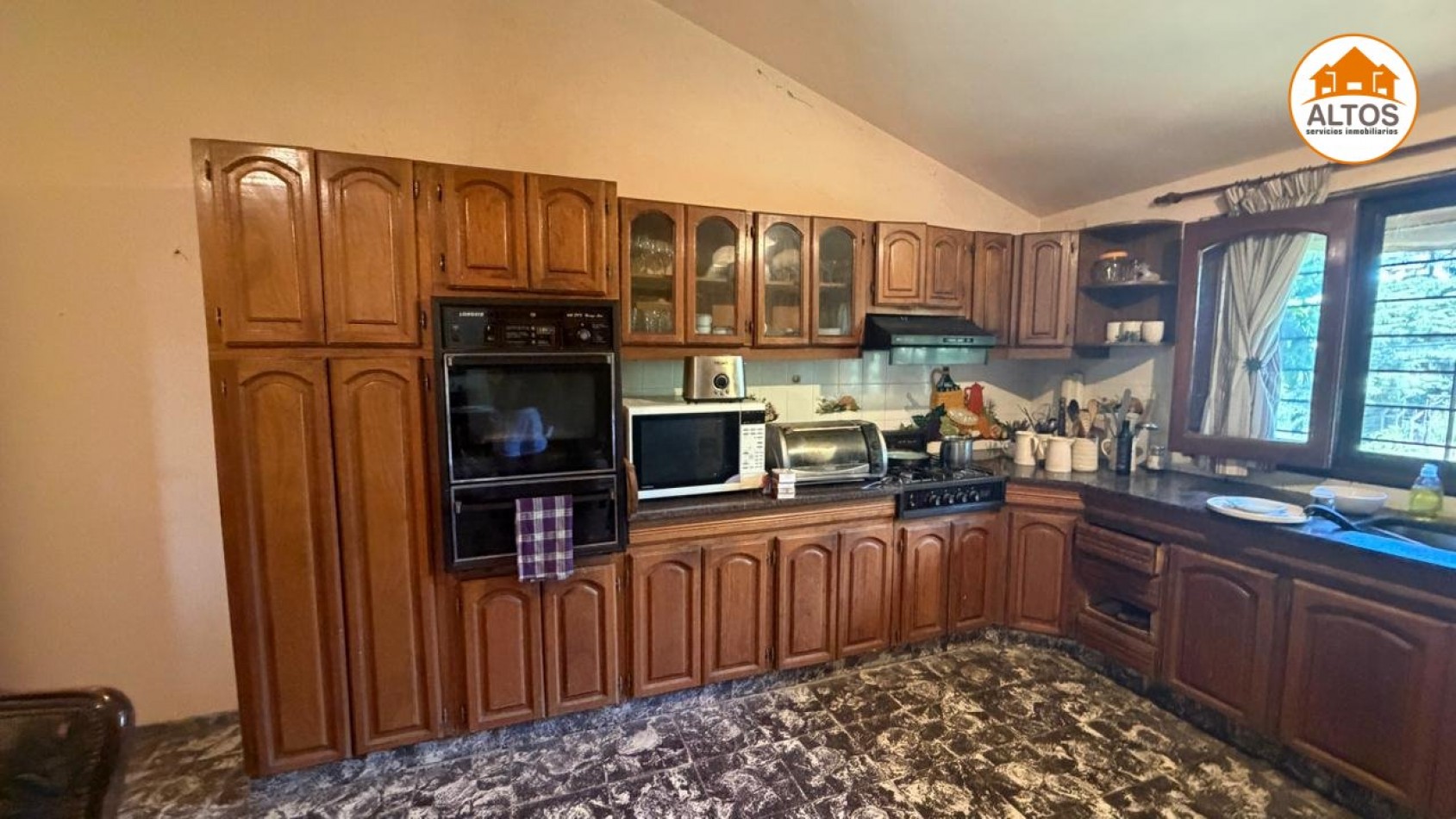 IMPONENTE INMUEBLE EN MENDIOLAZA - UBICACION ESTRATEGICA SOBRE JOSE DE CALAZANS AL 700 - APTO USO COMERCIAL Y PROFESIONAL - TERRENO 4.190M2 