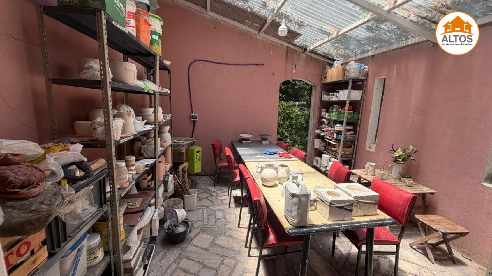 IMPONENTE INMUEBLE EN MENDIOLAZA - UBICACION ESTRATEGICA SOBRE JOSE DE CALAZANS AL 700 - APTO USO COMERCIAL Y PROFESIONAL - TERRENO 4.190M2 