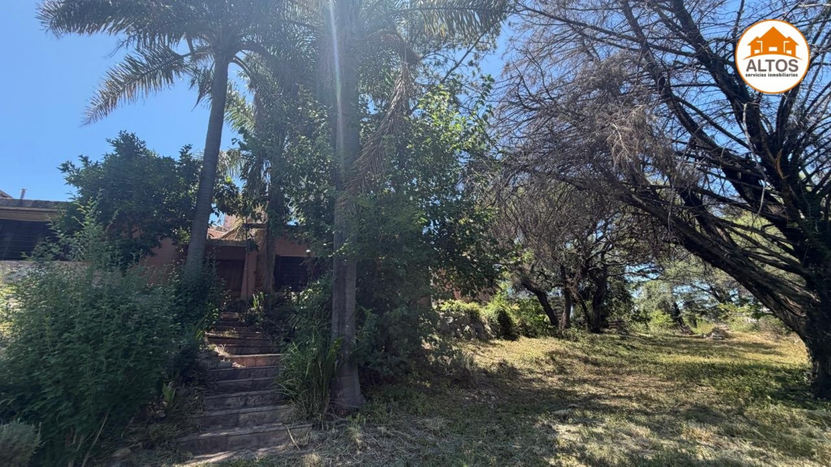 IMPONENTE INMUEBLE EN MENDIOLAZA - UBICACION ESTRATEGICA SOBRE JOSE DE CALAZANS AL 700 - APTO USO COMERCIAL Y PROFESIONAL - TERRENO 4.190M2 