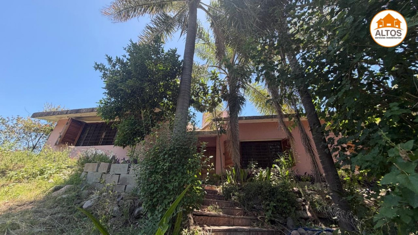 IMPONENTE INMUEBLE EN MENDIOLAZA - UBICACION ESTRATEGICA SOBRE JOSE DE CALAZANS AL 700 - APTO USO COMERCIAL Y PROFESIONAL - TERRENO 4.190M2 