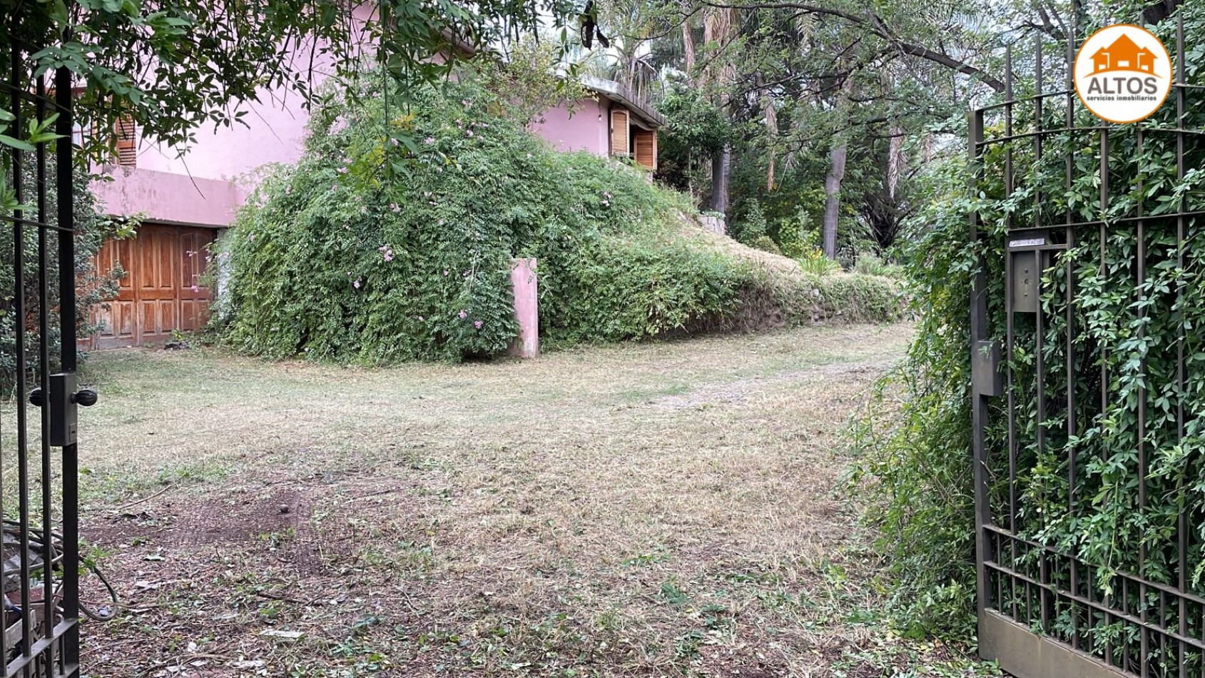 IMPONENTE INMUEBLE EN MENDIOLAZA - UBICACION ESTRATEGICA SOBRE JOSE DE CALAZANS AL 700 - APTO USO COMERCIAL Y PROFESIONAL - TERRENO 4.190M2 