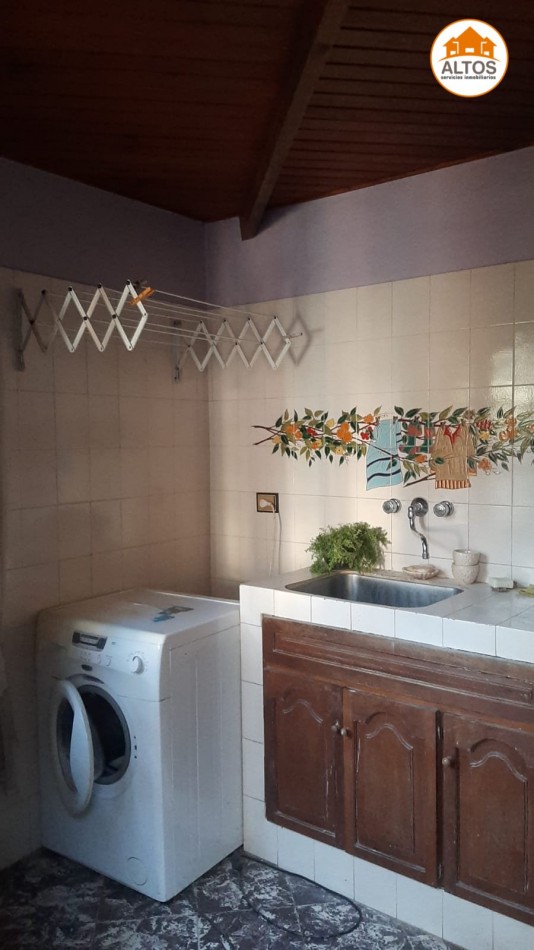 IMPONENTE INMUEBLE EN MENDIOLAZA - UBICACION ESTRATEGICA SOBRE JOSE DE CALAZANS AL 700 - APTO USO COMERCIAL Y PROFESIONAL - TERRENO 4.190M2 