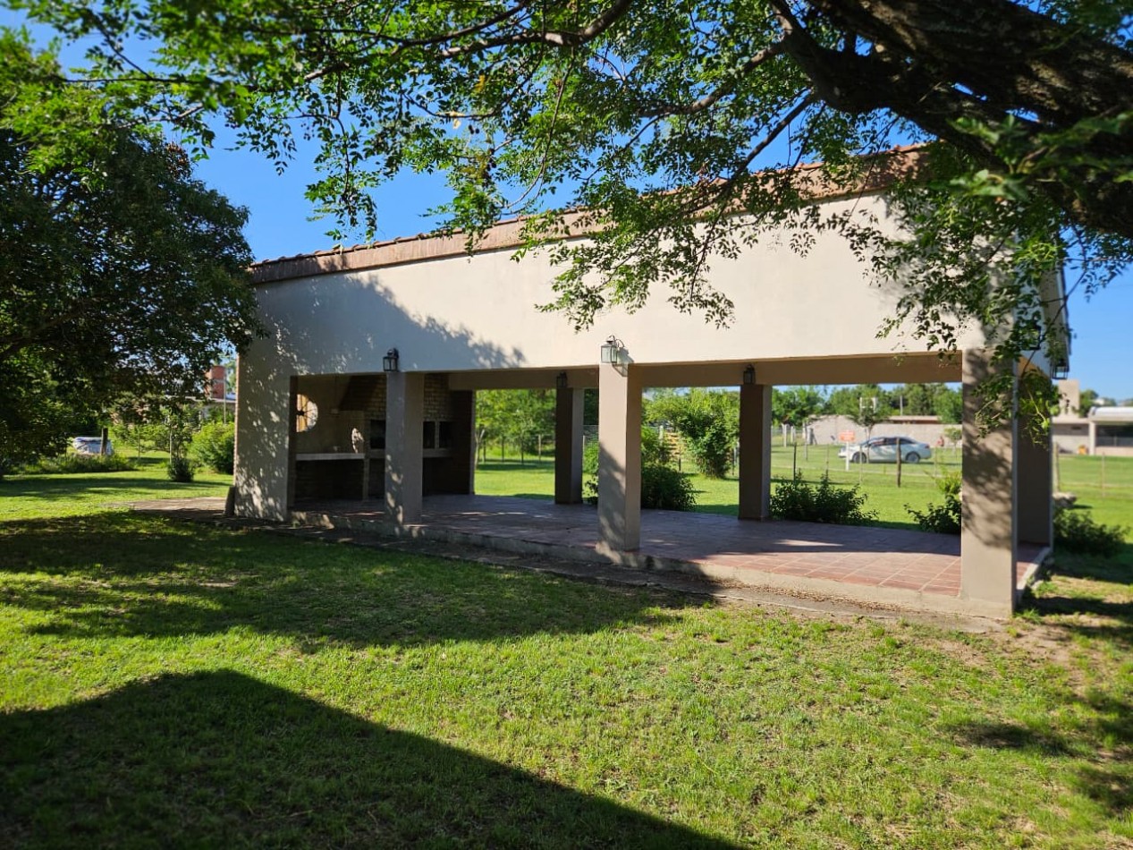 BARRIO LOS TALAS-SAN ISIDRO EN VILLA ANISACATE-CASA EN PLANTA BAJA ESQUINA, QUINCHO EN TERRENO DE 1.800m2 -CORDOBA-ESCRITURA