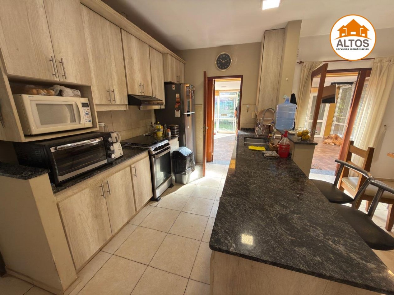 CASA 3 DORM. - 3BÑOS - COCHERA DOBLE - VILLA ALLENDE 