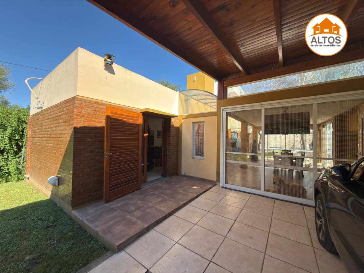 CASA 3 DORM. - 3BÑOS - COCHERA DOBLE - VILLA ALLENDE 