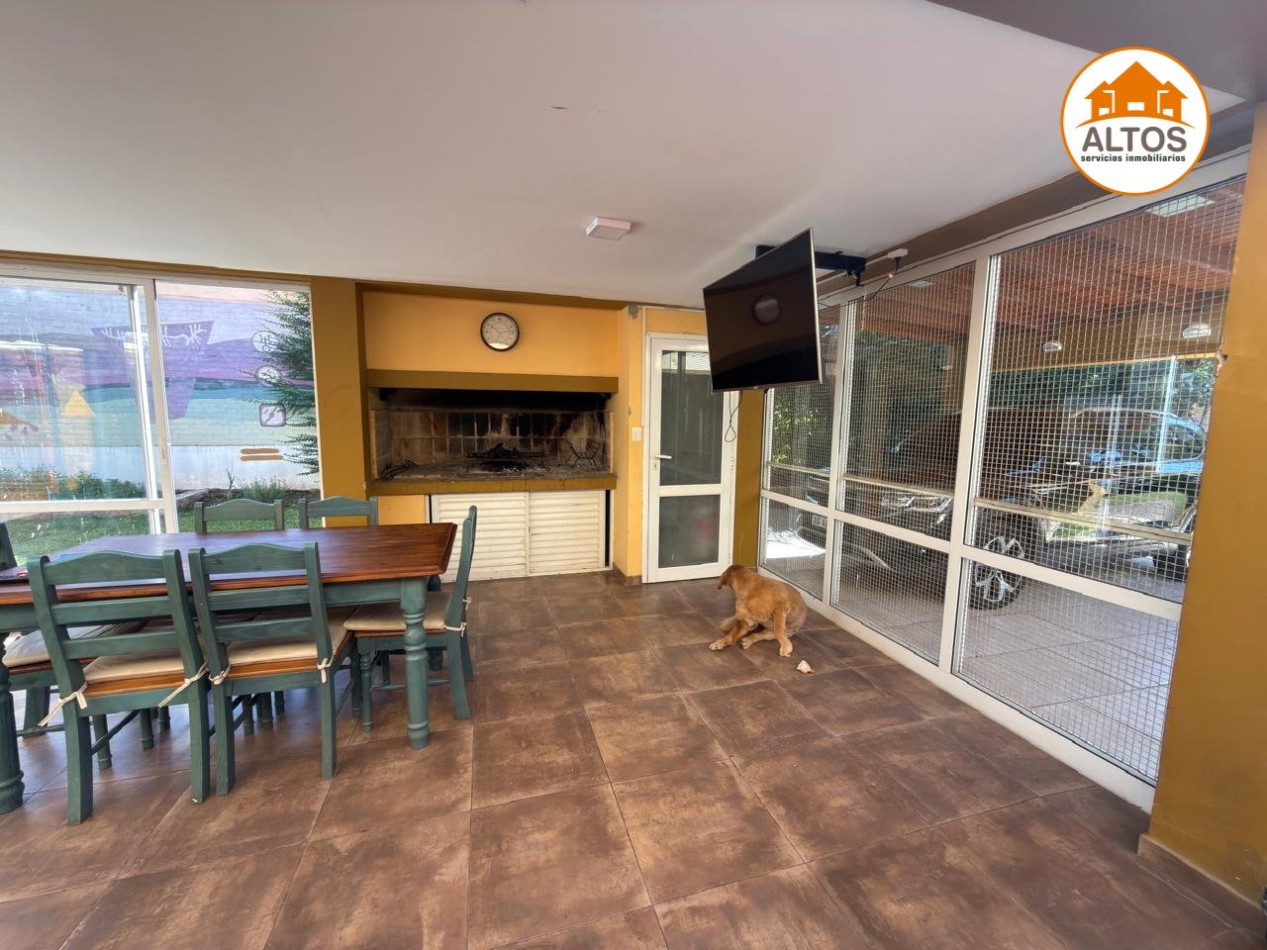 CASA 3 DORM. - 3BÑOS - COCHERA DOBLE - VILLA ALLENDE 