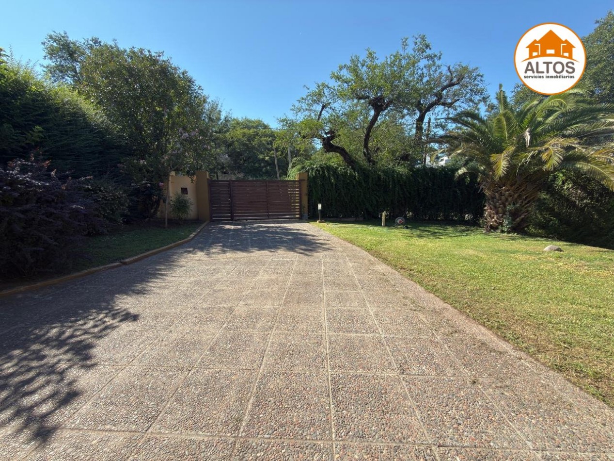 CASA 3 DORM. - 3BÑOS - COCHERA DOBLE - VILLA ALLENDE 