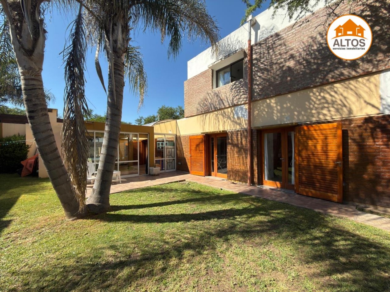 CASA 3 DORM. - 3BÑOS - COCHERA DOBLE - VILLA ALLENDE 