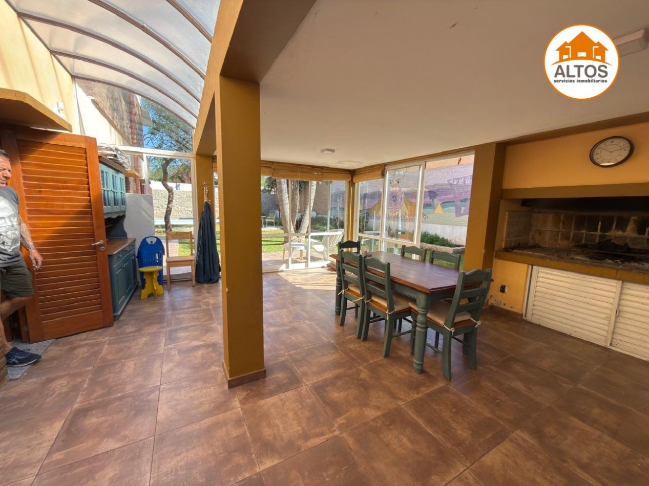 CASA 3 DORM. - 3BÑOS - COCHERA DOBLE - VILLA ALLENDE 