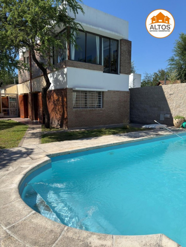 CASA 3 DORM. - 3BÑOS - COCHERA DOBLE - VILLA ALLENDE 