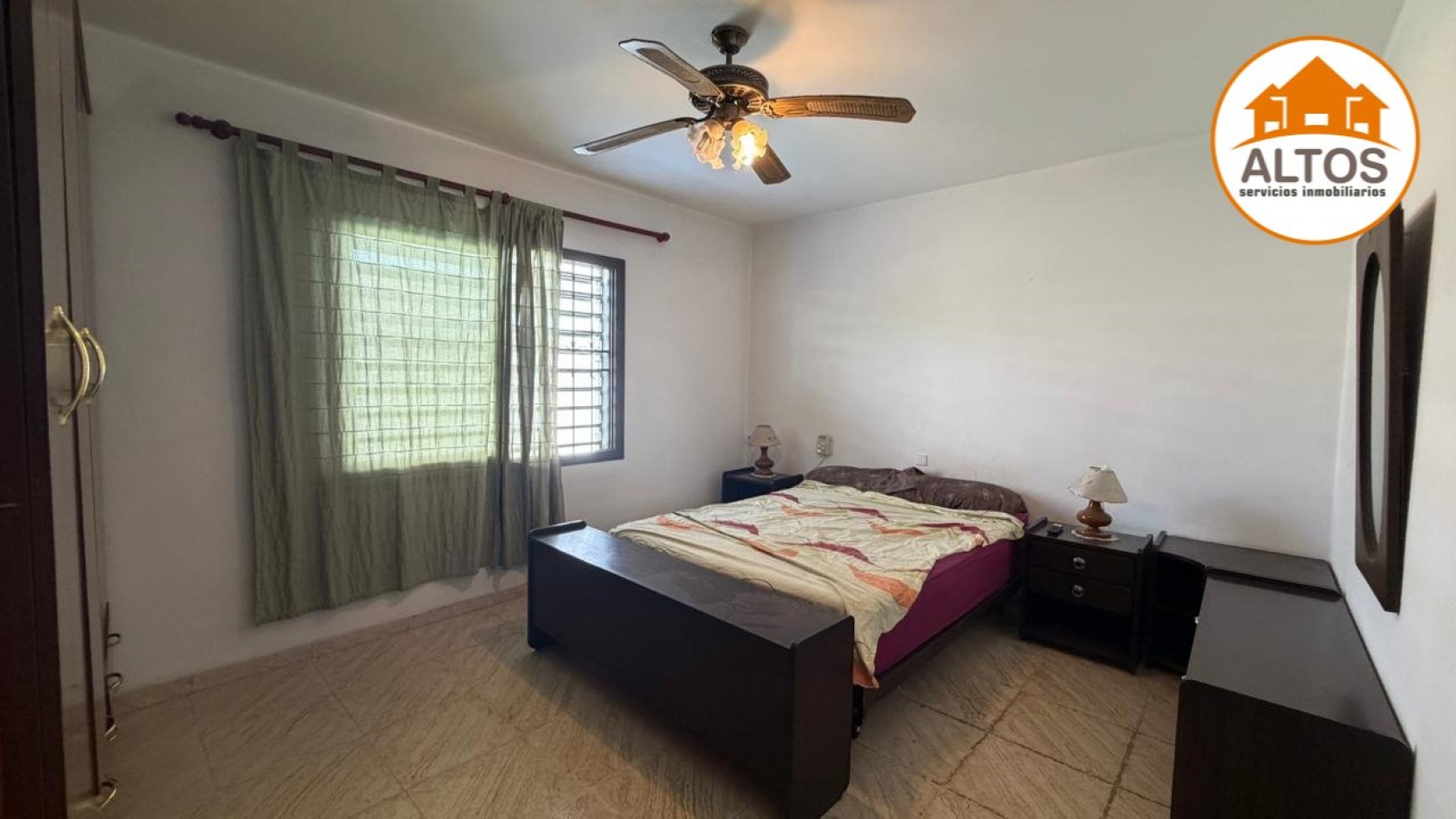 CASA 4 DORM. - 2BÑOS - COCHERA DOBLE - RESIDENCIAL SAN CARLOS - ZONA SUR CORDOBA.