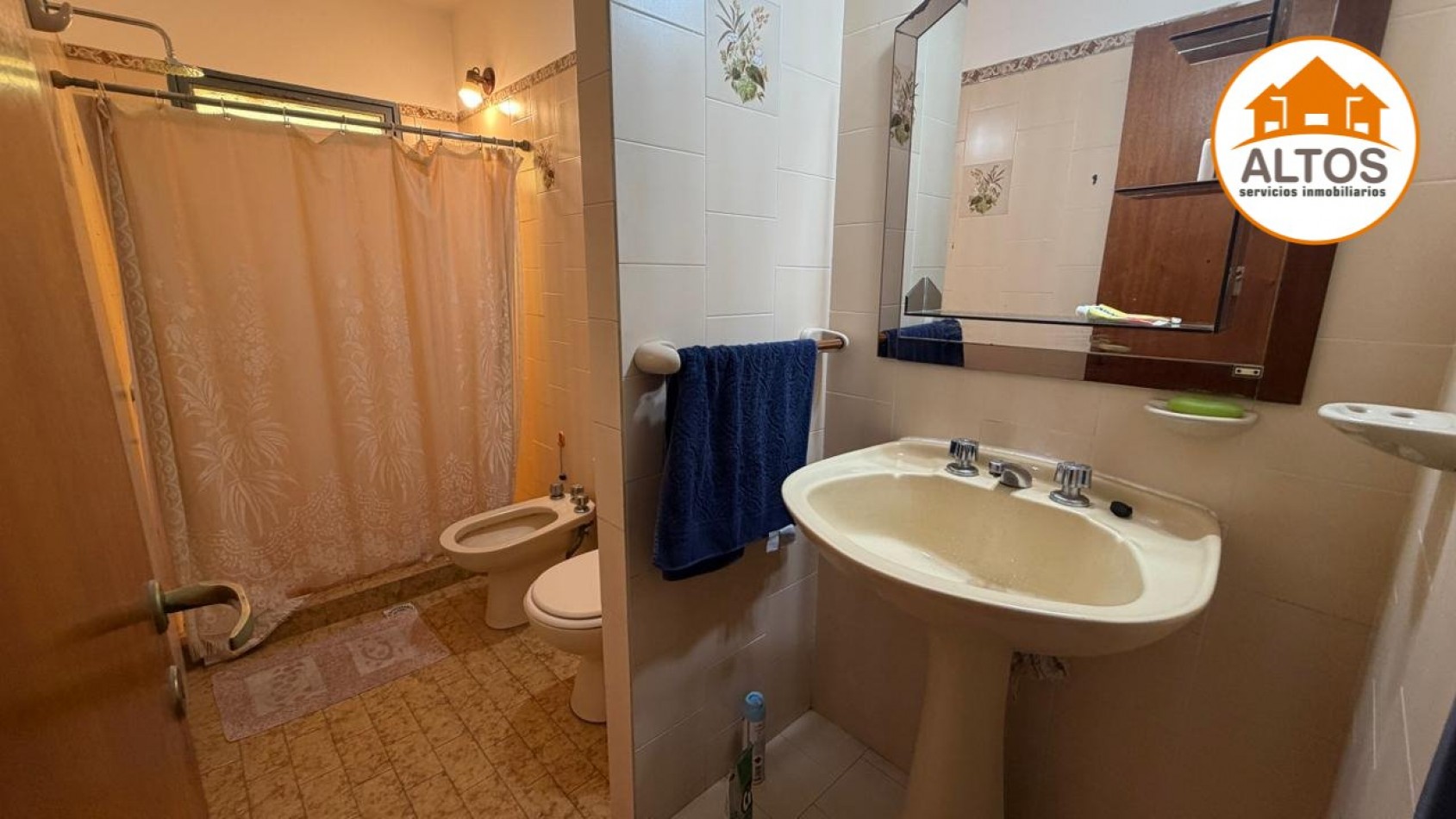 CASA 4 DORM. - 2BÑOS - COCHERA DOBLE - RESIDENCIAL SAN CARLOS - ZONA SUR CORDOBA.