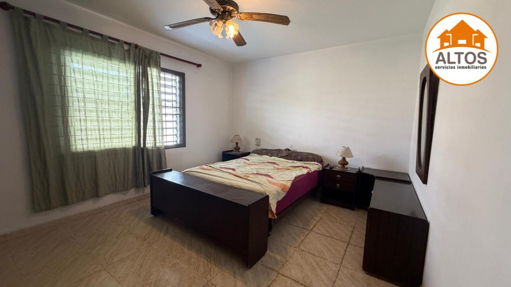 CASA 4 DORM. - 2BÑOS - COCHERA DOBLE - RESIDENCIAL SAN CARLOS - ZONA SUR CORDOBA.