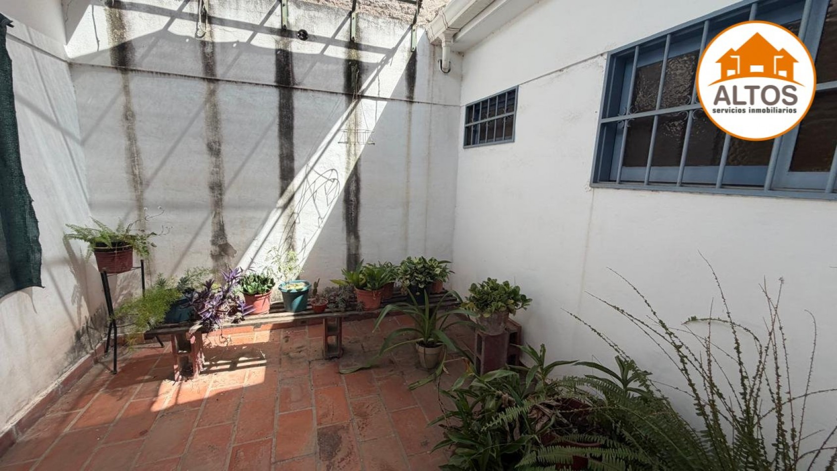 CASA 4 DORM. - 2BÑOS - COCHERA DOBLE - RESIDENCIAL SAN CARLOS - ZONA SUR CORDOBA.