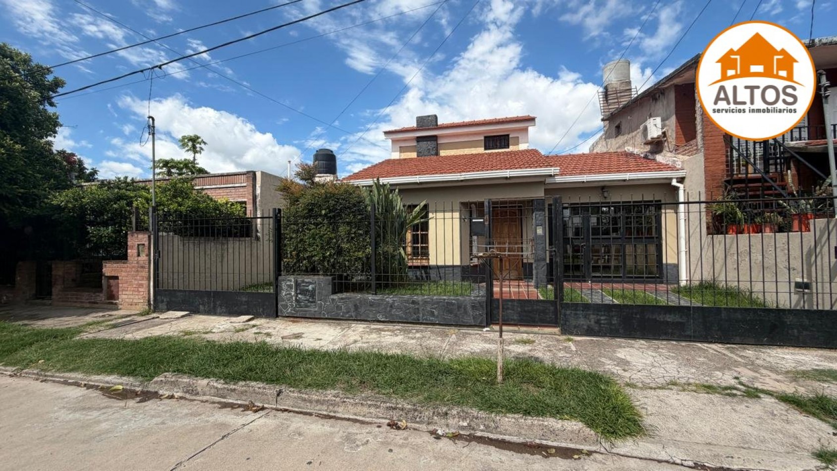 CASA 4 DORM. - 2BÑOS - COCHERA DOBLE - RESIDENCIAL SAN CARLOS - ZONA SUR CORDOBA.