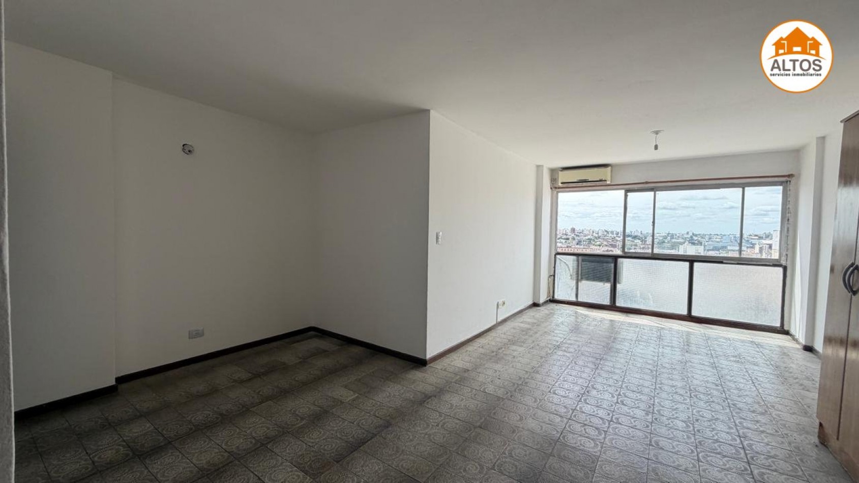 B° CENTRO - RIVADAVIA 150 - GALERIA LA MERCED - MONOAMBIENTE-  ESCRITURA