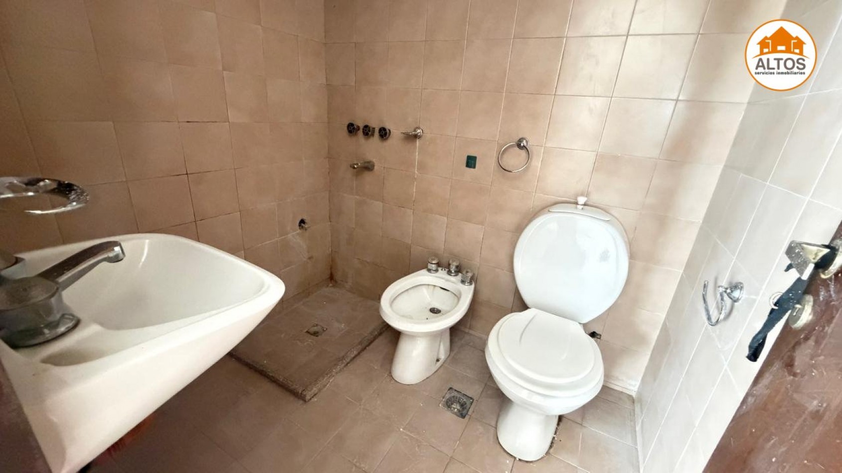 B° CENTRO - RIVADAVIA 150 - GALERIA LA MERCED - MONOAMBIENTE-  ESCRITURA