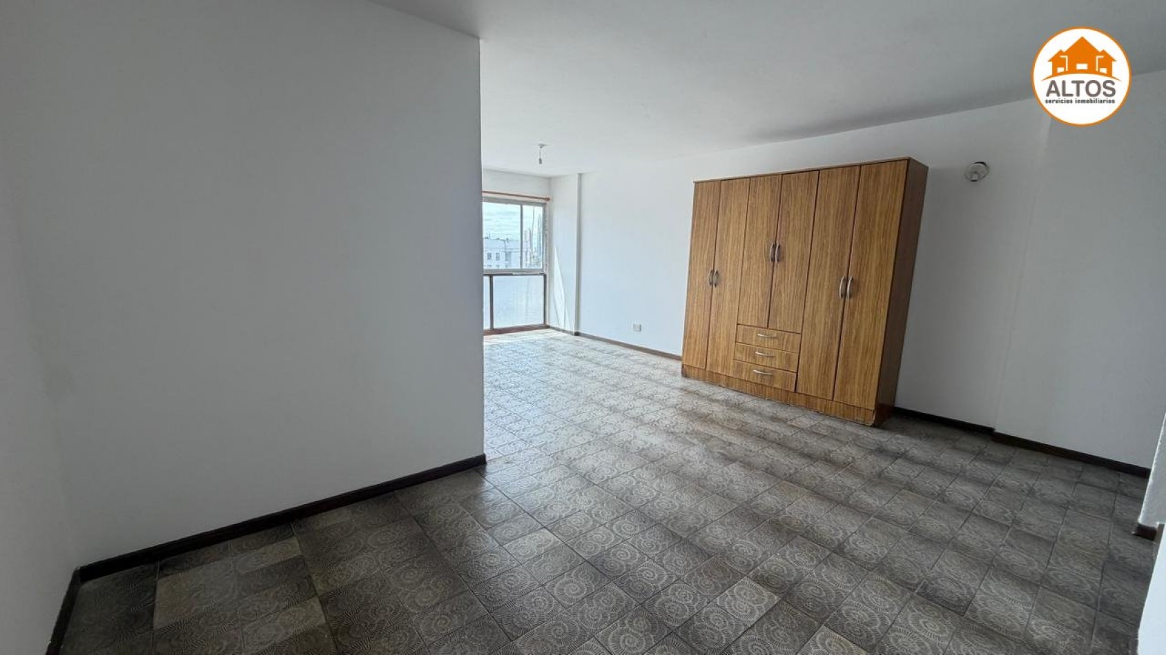 B° CENTRO - RIVADAVIA 150 - GALERIA LA MERCED - MONOAMBIENTE-  ESCRITURA