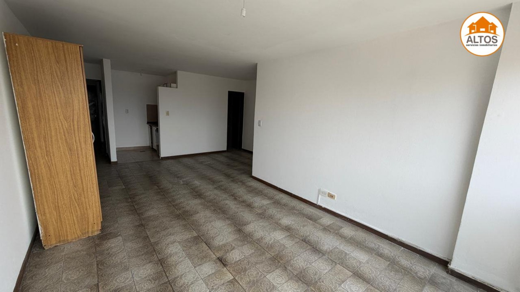 B° CENTRO - RIVADAVIA 150 - GALERIA LA MERCED - MONOAMBIENTE-  ESCRITURA