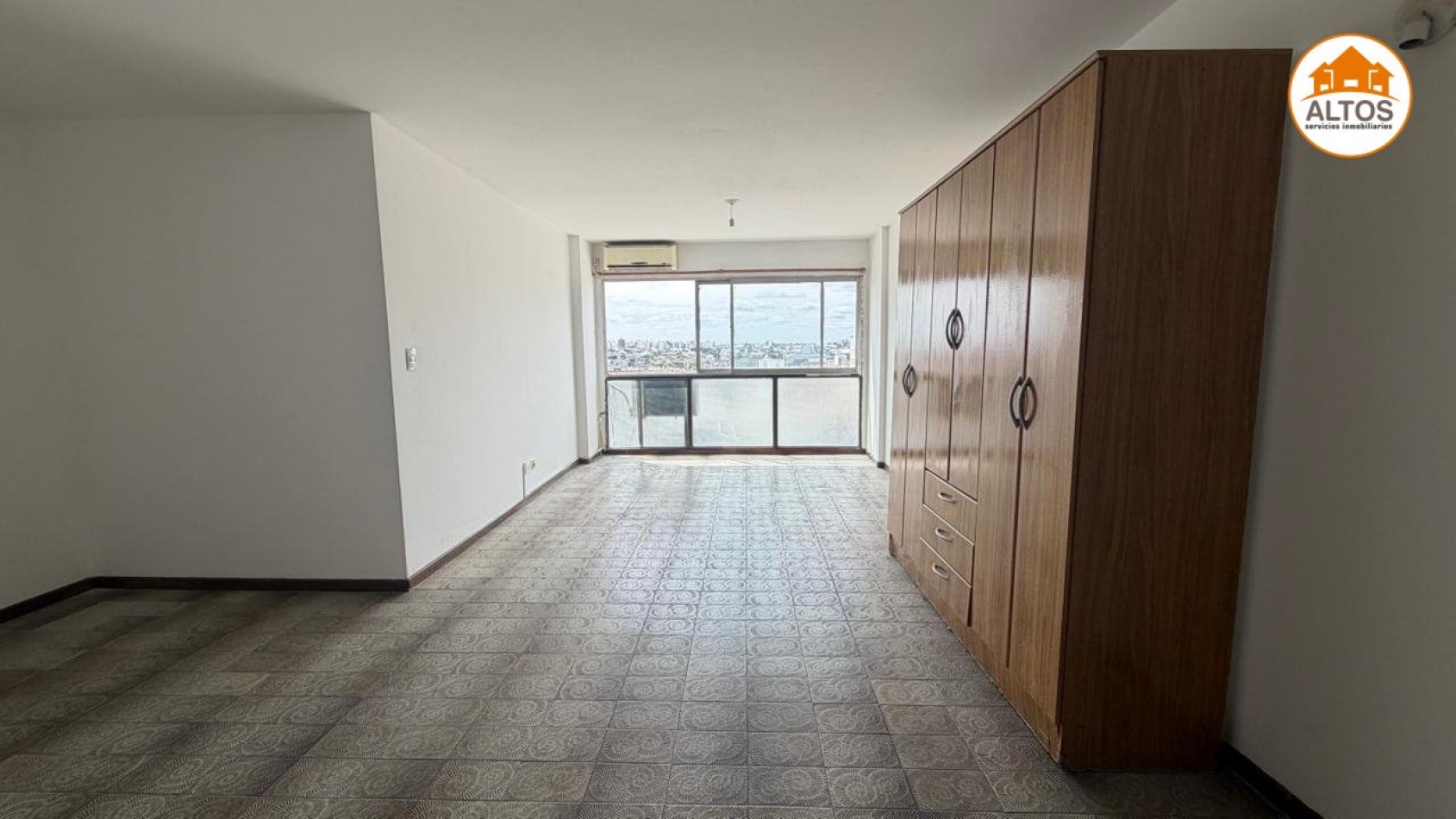 B° CENTRO - RIVADAVIA 150 - GALERIA LA MERCED - MONOAMBIENTE-  ESCRITURA