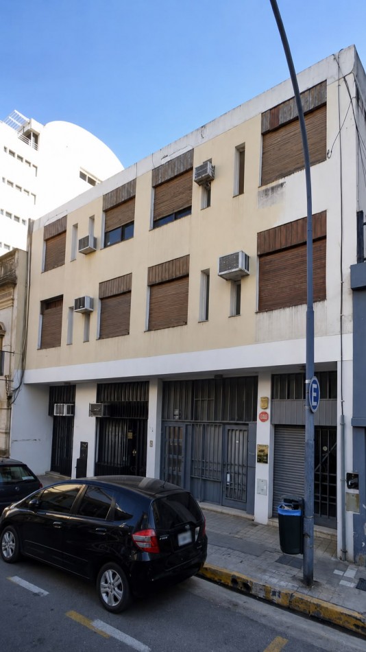 OPORTUNIDAD- OFICINA, FRENTE. ARTIGAS 130. ZONA TRIBUNALES. ESCRITURA. 