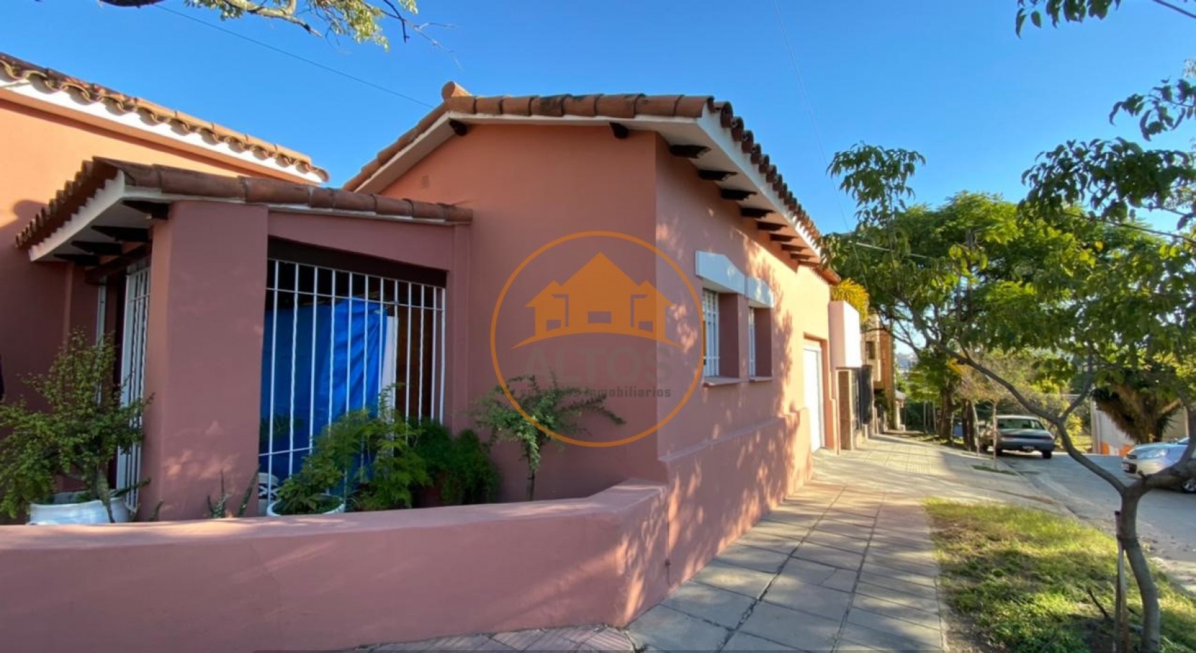APTO CREDITO-CASA ESQ. 2 DORM. COCHERA. PATIO. B° YAPEYU. CORDOBA. ESCRITURA